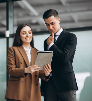 Imagem de duas pessoas fazendo négocios em prol da Empresa